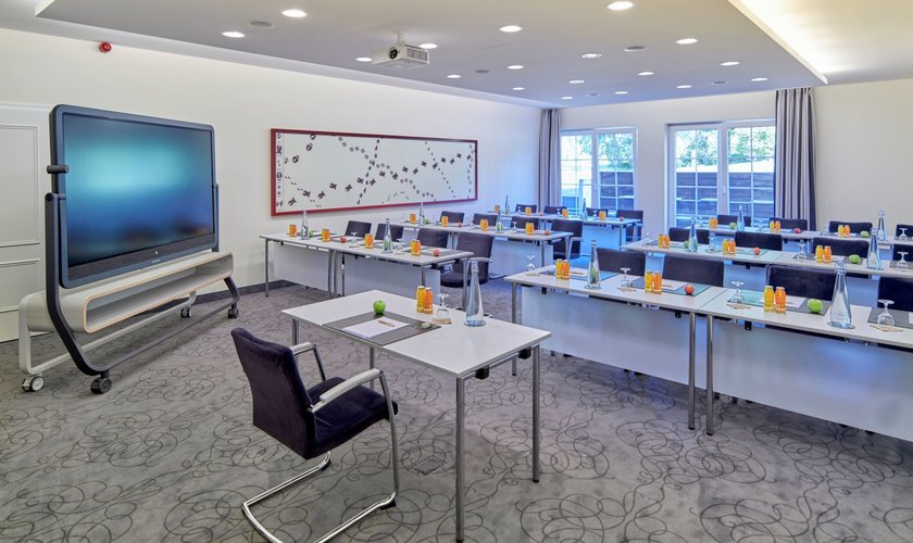 Unser Tagungsraum Silberkopf mit Terrassenzugang und bodenlange Fenster mit ausreichend Tageslicht.