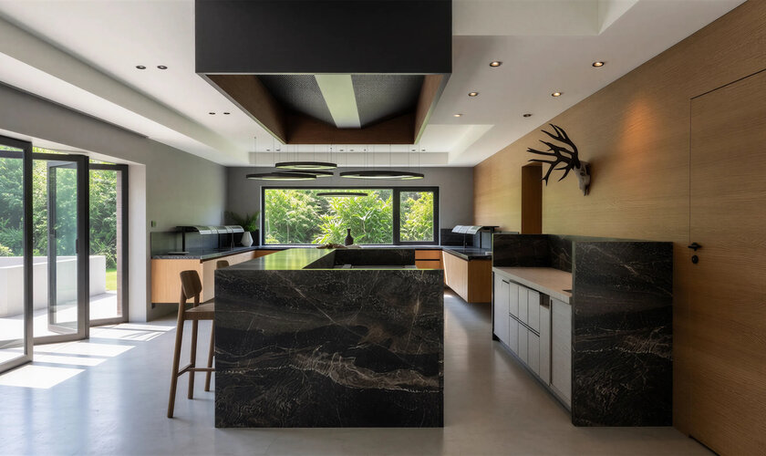 BBQ Grill Ansicht im Anbau des Restaurants Holzeule im modernen Design.