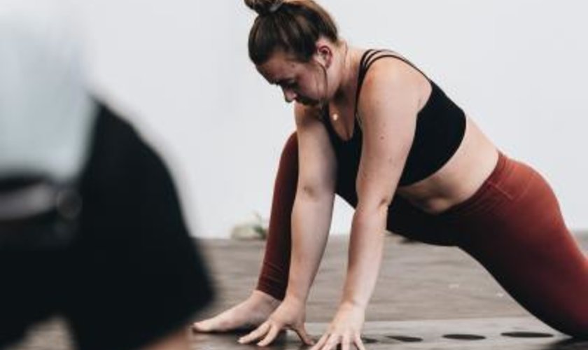 Frau macht Yoga im Hotel mit Massagen im Harz