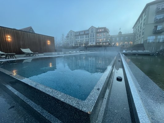 Abenddämmerung im Wellnesshotel mit beheiztem Außenpool.