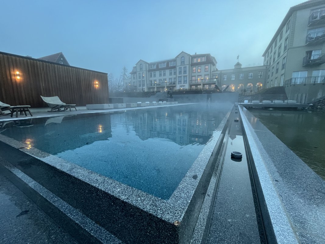 Abenddämmerung im Wellnesshotel mit beheiztem Außenpool.