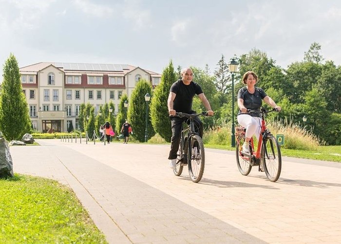 Twee fietsers beginnen hun tocht vanaf het natuurresort Schindelbruch.