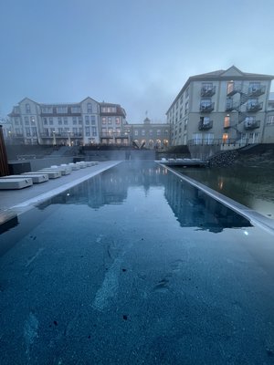 Blick zum Naturresort & Spa Schindelbruch über den Außenpool.