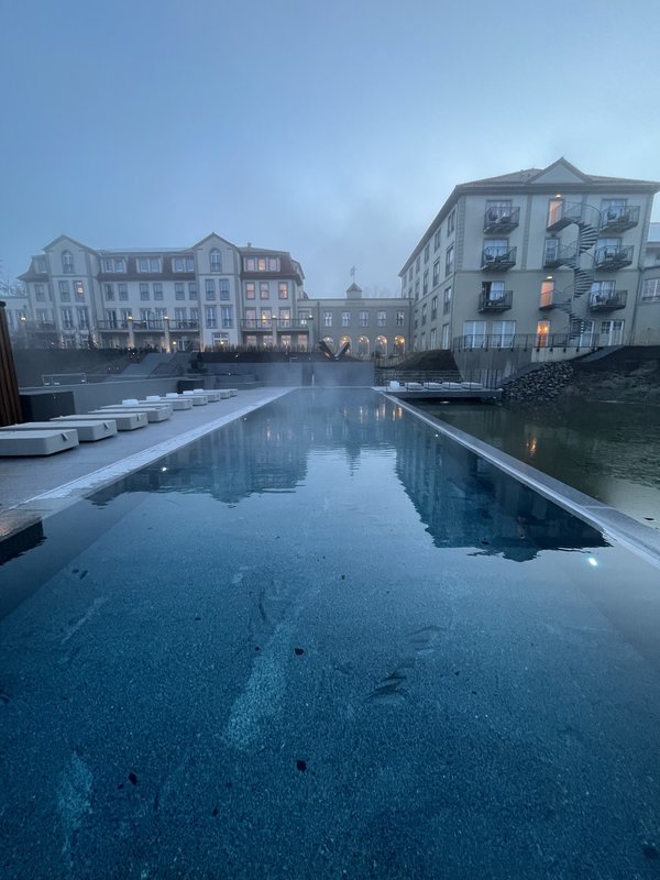 Blick zum Naturresort & Spa Schindelbruch über den Außenpool.