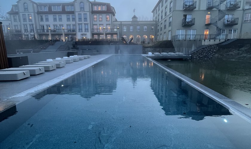 Blick zum Naturresort & Spa Schindelbruch über den Außenpool.