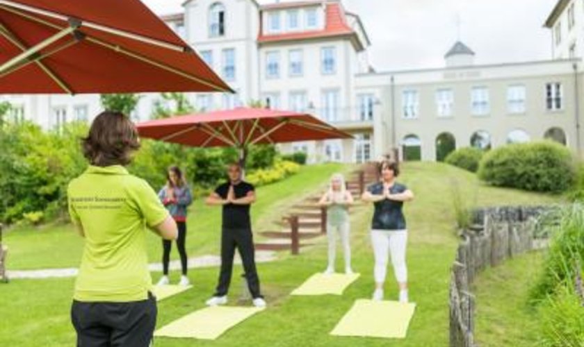 Hotelgäste beenden ihre Yogaeinheit im Hotel mit Massagen im Harz