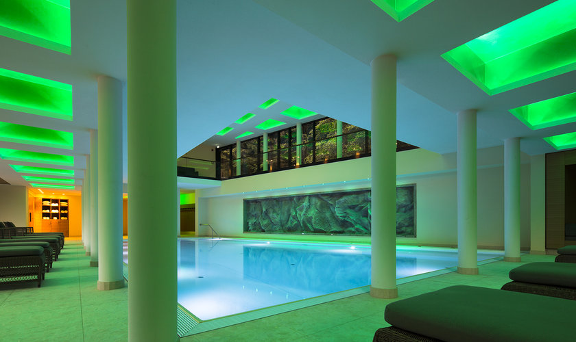 Das Schwimmbad im Wellnesshotel im grünen Farbspiel.