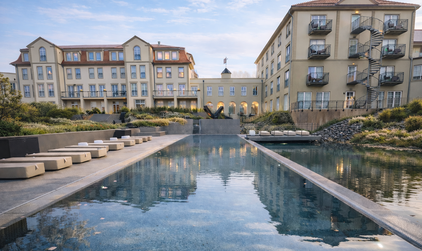 Unser Außenpool Granitquell 25 erstrahlt im Frühling im Harz.