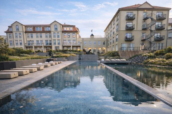 Unser Außenpool Granitquell 25 erstrahlt im Frühling im Harz.