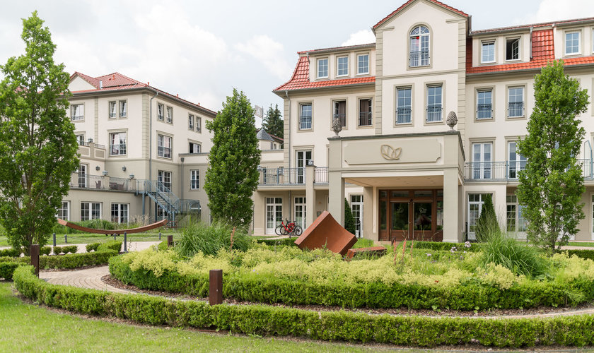 Das Wellnesshotel in grüner Natur eingebettet mit Anfahrtsschleife.