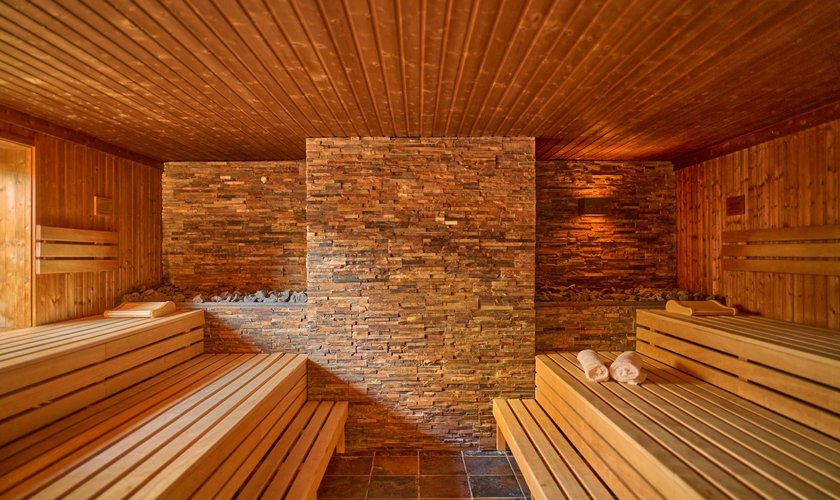 Die Bio Sauna im Wellnesshotel mit Steinelementen an der Wand.