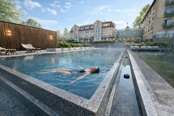 Der ganzjährig beheizte Außenpool lädt die Gäste zum Baden und Schwimmen ein.