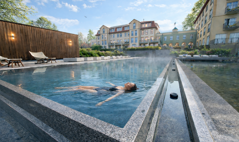 Der ganzjährig beheizte Außenpool lädt die Gäste zum Baden und Schwimmen ein.