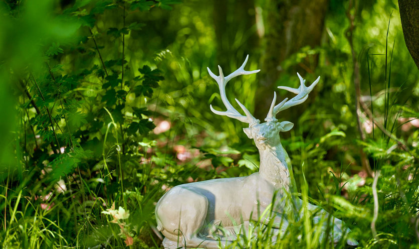 Meissener Porzellanfigur im Naturresort Schindelbruch