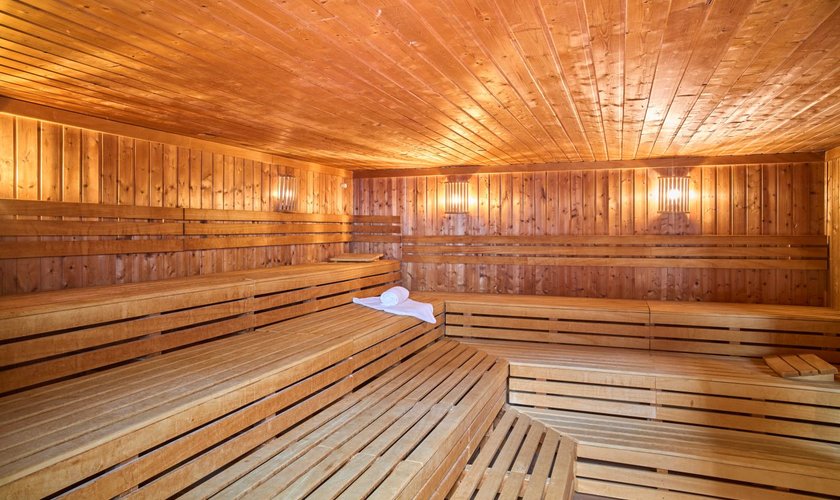 Die großzügige Finnische Sauna lädt mit der warmen Atmosphäre zum Saunieren ein.