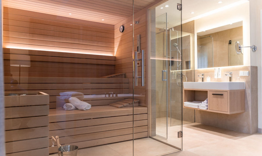 Luxuriöser Wellnessbereich mit moderner Sauna in einer Private Spa Suite im Harz 