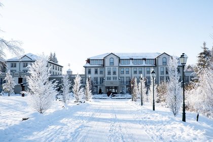 Der Weg von der Straße zum Wellnesshotel Schindelbruch im Winter mit blauem Himmel und Sonnenschein im Harz.