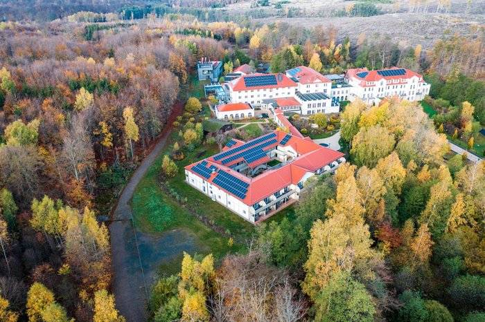 Luftaufnahme Naturresort & Spa Schindelbruch Das gesamte Wellnesshotel im Herbst aus der Luft aufgenommen.