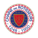 Rundes Logo der Chaîne des Rôtisseurs mit rotem Wappen, umgeben von einer Kette und den Jahreszahlen 1248-1950 im Wellnesshotel im Harz