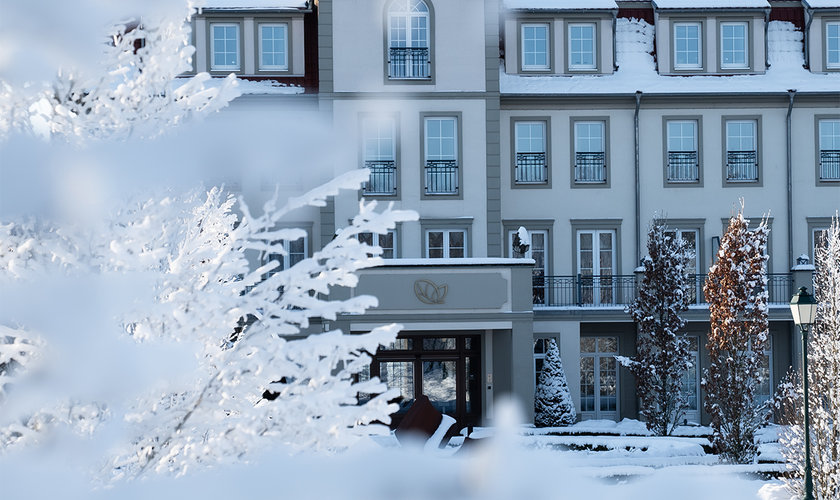 Der Winter kehrt ein in den Schindelbruch, zu sehen ist die Außenansicht von vorne mit schneebedecktem Dach und Natur.