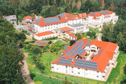 Blick auf die Solaranlagen auf den verschiedenen Dächern des nachhaltigen Hotels im Harz